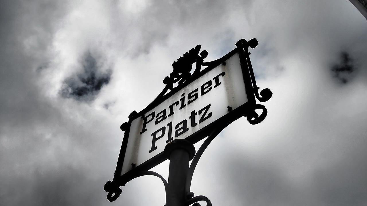 澳門(mén)資料大全正版資清風(fēng)，警惕犯罪風(fēng)險(xiǎn)，合法獲取信息的必要性