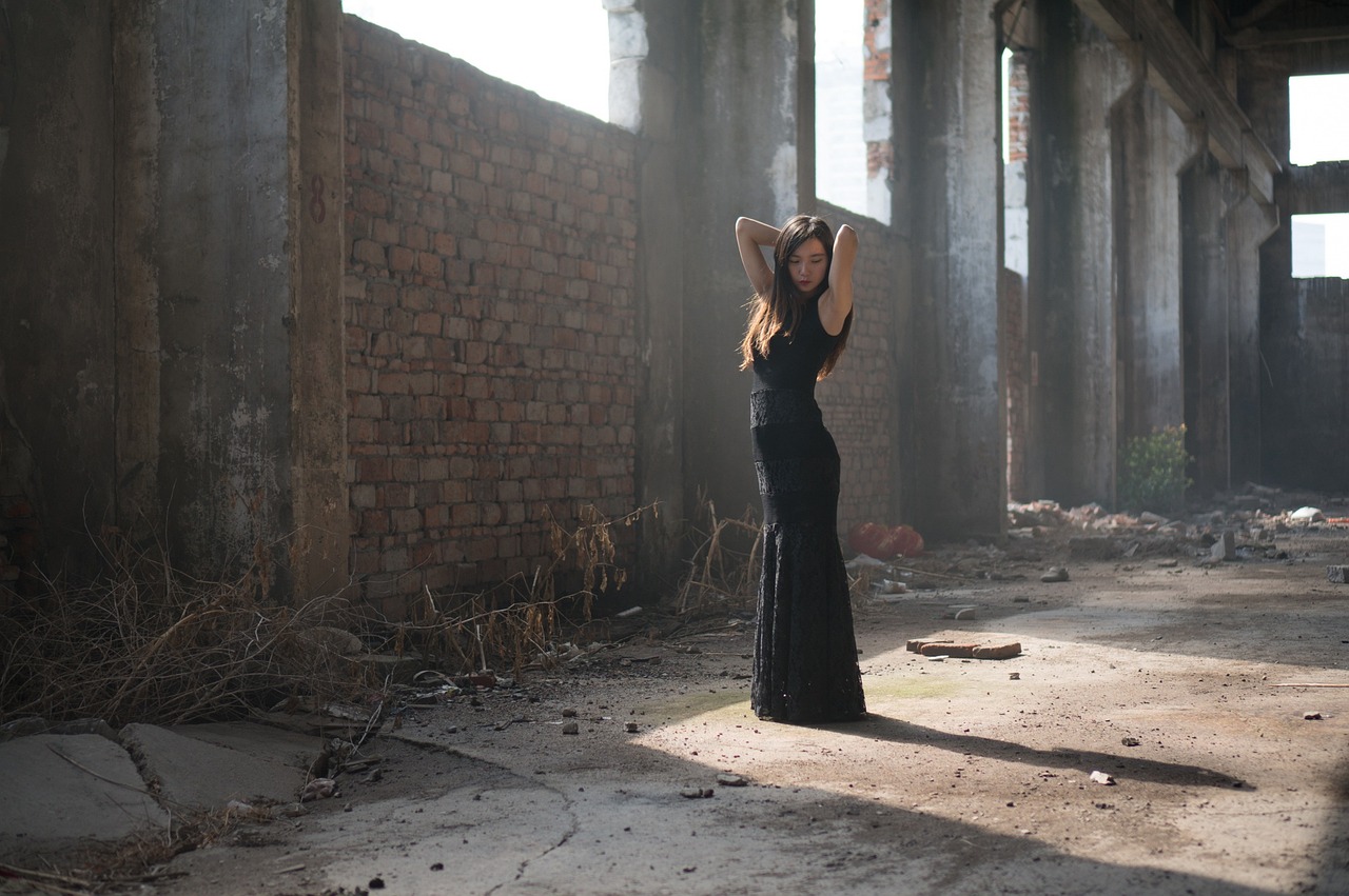 關(guān)于小三扒衣服視頻的討論，隱私與道德倫理的重要性及不良社會影響探討（避免涉及不恰當內(nèi)容）