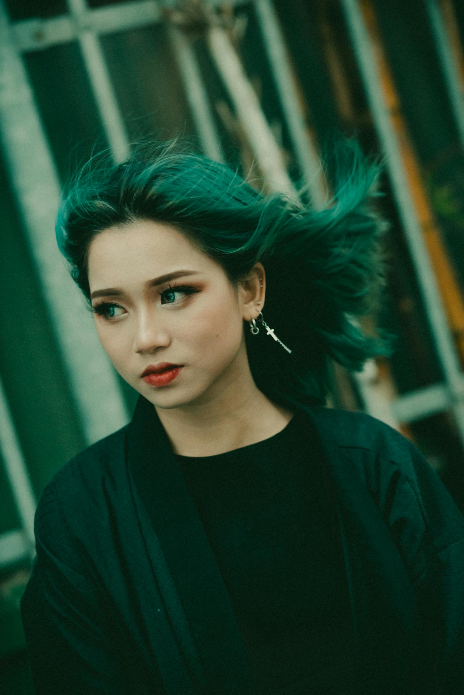 白敬亭近照展現青春偶像魅力風采